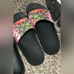 Gucci slides like new worn once fits womens 10-10.5 and men’s 8-8.5